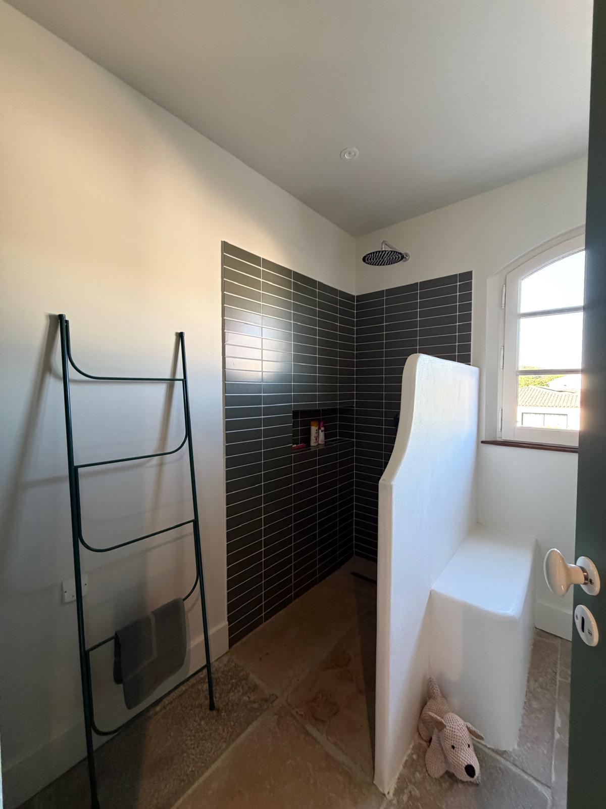 La douche de la salle de bain privée de La César